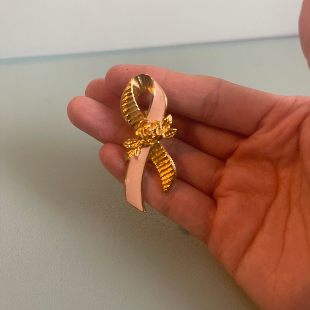 Signed Avon Ribbon Pin - Picture 4 of 4